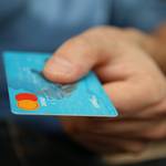 我可以使用借记卡或信用卡吗？